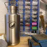 ECOtanka-thermoTANKA-2000ml-isolierende-doppelwandige-Edelstahl-Thermo-Trinkflasche-silber-mit-Wave-Edelstahl-Flachverschluss-mit-Tragegriff