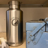 ECOtanka-thermoTANKA-2000ml-isolierende-doppelwandige-Edelstahl-Thermo-Trinkflasche-silber-mit-Wave-Edelstahl-Flachverschluss-mit-Tragegriff