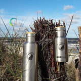 ECOtanka-thermoTANKA-800ml-und-350ml-isolierende-doppelwandige-Edelstahl-Thermo-Trinkflasche-silber-mit-Edelstahl-Fachverschluss-mit-Bambusplättchen-aus-nachhaltigem-Anbau-und-Tragegriff