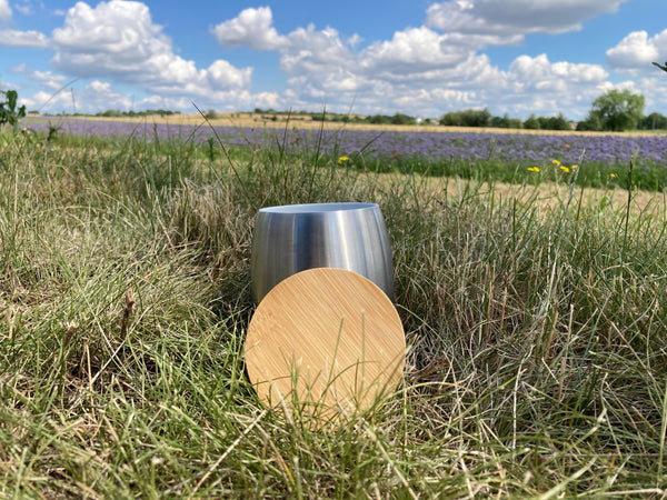 Edelstahlbecher im Feld