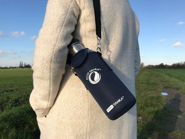 ECOtanka-sportsTANKA-800ml-Edelstahl-Trinkflasche-silber-mit-Sport-Verschluss-2-teilig-mit-Staubkäppchen-schwarz-PP5-Polypropylen-und-KOOLER-Schutzhülle-aus-Neopren-in-Blau