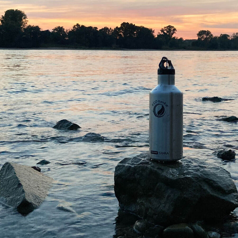 ecoTANKA Trinkflasche am Meer mit Sonnenuntergang