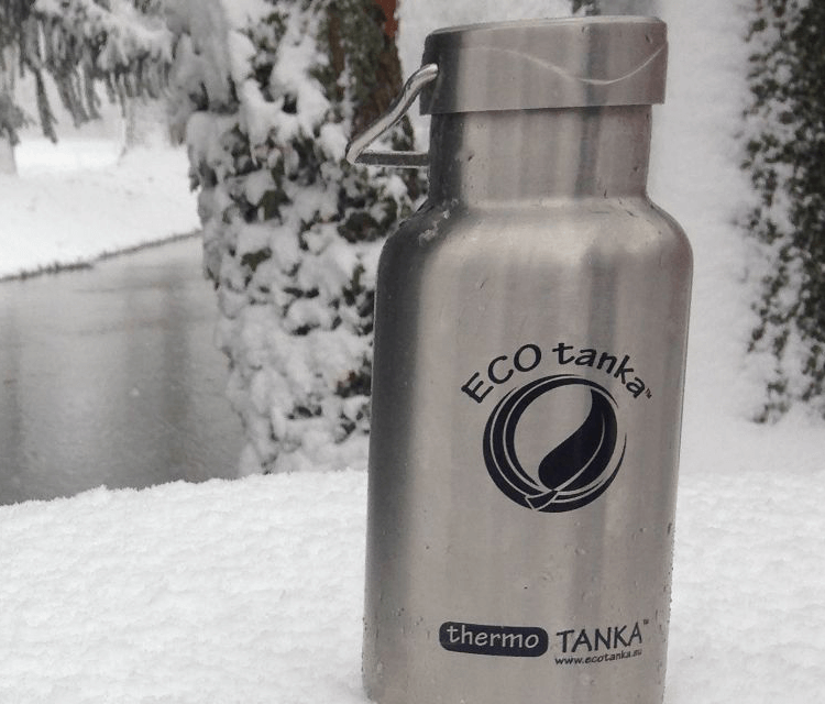 thermoTANKA 350ml Isolierende Edelstahl Trinkflasche im Schnee vor Bach