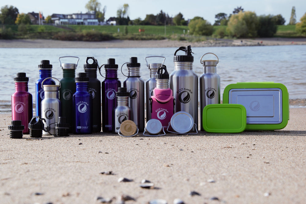 ECOtanka Edelstahl Trinkflaschen und Lunchboxen am Strand