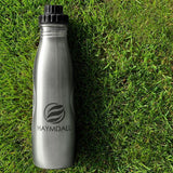 Haymdall-Edition-800ml-limitierte-Edition-Edelstahl-Trinkflasche-silber-mit-schwarzem-Reduzierverschluss-aus-PP5-auf-Wiese
