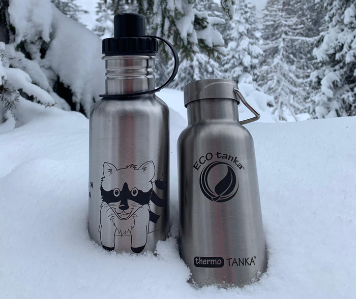 ECOtanka Trinkflaschen mit Waschbärmotiv 0,6l und isolierende Trinkfalsche 0,35l  im Schnee