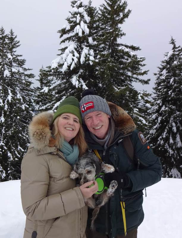 Wasser-aktuell Team mit Hund im Schnee