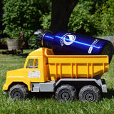miniTANKA 600ml in blau mit Reduzerverschluss in kleinem gelben Spielzeug LKW auf der Ladefläche