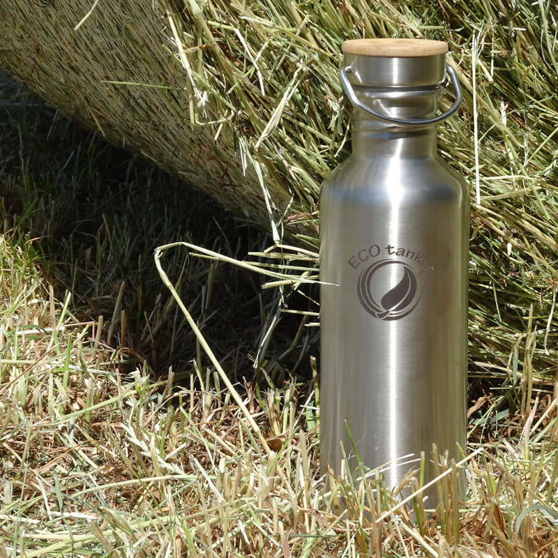 ECOtanka-trekkaTANKA-1000ml-Edelstahl-Trinkflasche-silber-mit-Edelstahl-Fachverschluss-mit-Bambusplättchen-aus-nachhaltigem-Anbau-und-Tragegriff